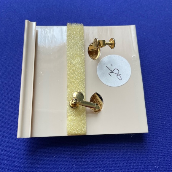 Vintage shell shape earrings - Picture 5 of 6